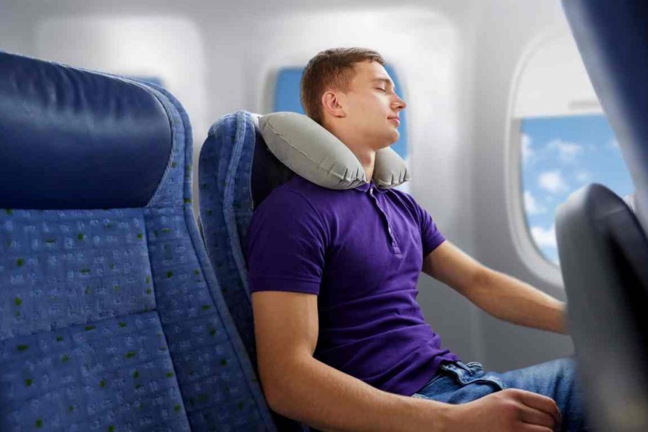 Homme qui se détend pour ne pas avoir peur en avion